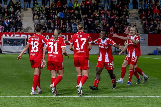 Bayern celebrate with Georgia Stanway FC Bayern Muenchen Frauen, 31 their goal for 3 1 GER, FC Bayern Muenchen Frauen vs VfL Wolfsburg, Football, Google Pixel Frauen Bundesliga, 19 Matchday, Season 2025 2026, 22 02 2026 DFL DFB REGULATIONS PROHIBIT ANY USE OF PHOTOGRAPHS as IMAGE SEQUENCES and or QUASI VIDEO GER, FC Bayern Muenchen Frauen vs VfL Wolfsburg, Football, Google Pixel Frauen Bundesliga, 19 Spieltag, Saison 2025 2026, 22 02 2026 Muenchen Copyright: xEibner-Pressefoto HeikexFeinerx EP_HFR