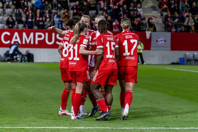 Bayern celebrate with Georgia Stanway FC Bayern Muenchen Frauen, 31 their goal for 3 1 GER, FC Bayern Muenchen Frauen vs VfL Wolfsburg, Football, Google Pixel Frauen Bundesliga, 19 Matchday, Season 2025 2026, 22 02 2026 DFL DFB REGULATIONS PROHIBIT ANY USE OF PHOTOGRAPHS as IMAGE SEQUENCES and or QUASI VIDEO GER, FC Bayern Muenchen Frauen vs VfL Wolfsburg, Football, Google Pixel Frauen Bundesliga, 19 Spieltag, Saison 2025 2026, 22 02 2026 Muenchen Copyright: xEibner-Pressefoto HeikexFeinerx EP_HFR