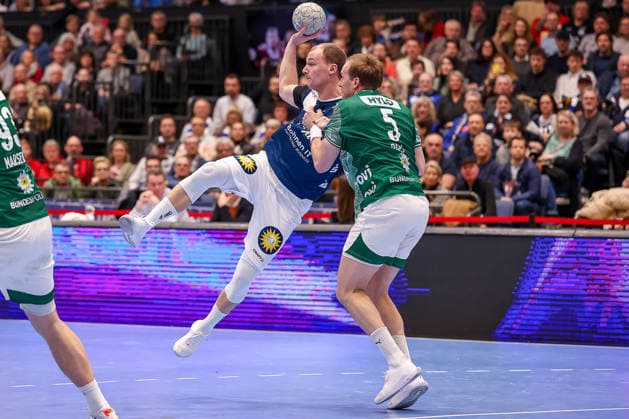 22 02 2026, Handball, HBL, Bergischer HC Füchse Berlin, Mitsubishi Electric HALLE Düsseldorf Fynn Hangstein BHC 10 in duel against Max Darj Füchse Berlin 05 North Rhine-Westphalia Germany