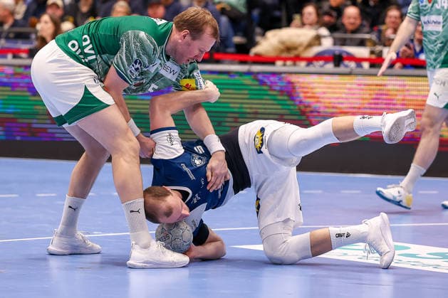 22 02 2026, Handball, HBL, Bergischer HC Füchse Berlin, Mitsubishi Electric HALLE Düsseldorf Fynn Hangstein BHC 10 in duel against Max Darj Füchse Berlin 05 North Rhine-Westphalia Germany