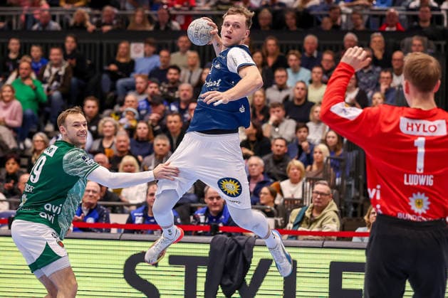 22 02 2026, Handball, HBL, Bergischer HC Füchse Berlin, Mitsubishi Electric HALLE Düsseldorf Nico Schöttle BHC 08 throws the ball at the goal of Lasse Ludwig Füchse Berlin 01 against Mathias Gidsel Füchse Berlin 19 North Rhine-Westphalia Germany