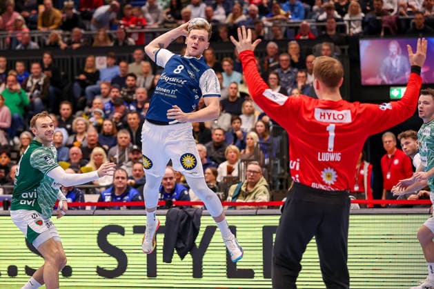 22 02 2026, Handball, HBL, Bergischer HC Füchse Berlin, Mitsubishi Electric HALLE Düsseldorf Nico Schöttle BHC 08 throws the ball at the goal of Lasse Ludwig Füchse Berlin 01 against Mathias Gidsel Füchse Berlin 19 North Rhine-Westphalia Germany