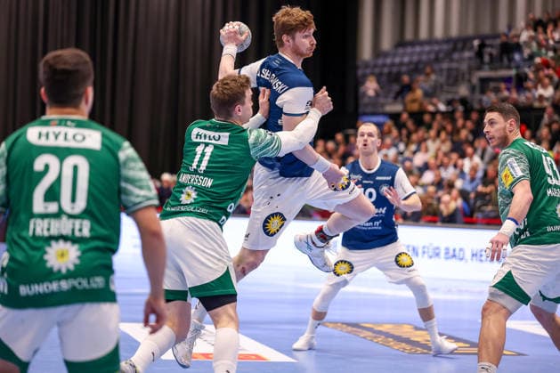 22 02 2026, Handball, HBL, Bergischer HC Füchse Berlin, Mitsubishi Electric HALLE Düsseldorf Johannes Wasielewski BHC 77 in a duel against Lasse Andersson Füchse Berlin 11 Mijajlo Marsenic Füchse Berlin 93 North Rhine-Westphalia Germany