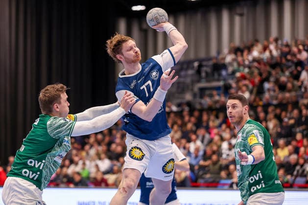 22 02 2026, Handball, HBL, Bergischer HC Füchse Berlin, Mitsubishi Electric HALLE Düsseldorf Johannes Wasielewski BHC 77 in a duel against Lasse Andersson Füchse Berlin 11 Mijajlo Marsenic Füchse Berlin 93 North Rhine-Westphalia Germany