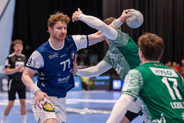 22 02 2026, Handball, HBL, Bergischer HC Füchse Berlin, Mitsubishi Electric HALLE Düsseldorf Johannes Wasielewski BHC 77 in a duel against Lasse Andersson Füchse Berlin 11 North Rhine-Westphalia Germany