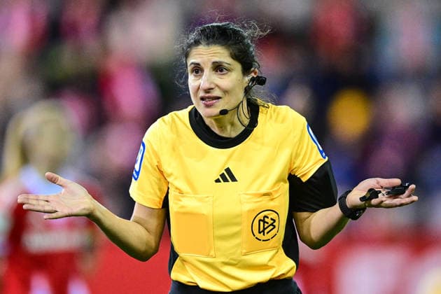 Riem Hussein Referee, Referee gives instructions, gesticulates, gesticulates with arms, gives instructions, gesticulate, single image, action, action, 22 02 2026, Munich Germany , Football, Google Pixel Women Bundesliga, FC Bayern Munich VfL Wolfsburg, DFB DFL REGULATIONS PROHIBIT ANY USE OF PHOTOGRAPHS AS IMAGE SEQUENCES AND OR QUASI VIDEO xslx