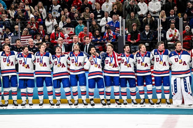 MILAN, ITALY - FEBRUARY 22: Members of Team United States listen to the national anthem during the medal ceremony for Men s Ice hockey, Eishockey following their gold-medal win during the Ice Hockey Men™s Gold Medal Game match between Canada and USA on day sixteen of the Milano Cortina 2026 Winter Olympic Games, Olympische Spiele, Olympia, OS at Milano Santagiulia Ice Hockey Arena on February 22, 2026 in Milan, Italy. Milan Milano Santagiulia Ice Hockey Arena Italy *** MILAN, ITALY FEBRUARY 22 Members of Team United States listen to the national anthem during the medal ceremony for Men s Ice Hockey following their gold medal win during the Ice Hockey Men™s Gold Medal Game match between Canada and USA on day sixteen of the Milano Cortina 2026 Winter Olympic games at Milano Santagiulia Ice Hockey Arena on February 22, 2026 in Milan, Italy Milan Milano Santagiulia Ice Hockey Arena Italy Copyright: xJustPictures.ch AndreaxBrancax jp-en-EuSpIm-AB-AAB_298622022026