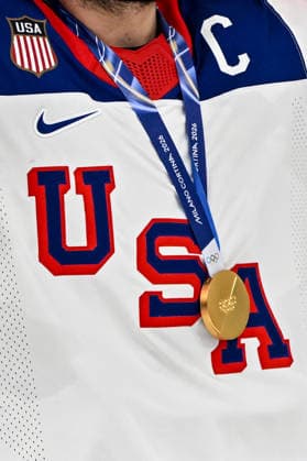 MILAN, ITALY - FEBRUARY 22: Auston Matthews of United States shows the gold medal during the Ice hockey, Eishockey Men™s Gold Medal Game match between Canada and USA on day sixteen of the Milano Cortina 2026 Winter Olympic Games, Olympische Spiele, Olympia, OS at Milano Santagiulia Ice Hockey Arena on February 22, 2026 in Milan, Italy. Milan Milano Santagiulia Ice Hockey Arena Italy *** MILAN, ITALY FEBRUARY 22 Auston Matthews of United States shows the gold medal during the Ice Hockey Men™s Gold Medal Game match between Canada and USA on day sixteen of the Milano Cortina 2026 Winter Olympic games at Milano Santagiulia Ice Hockey Arena on February 22, 2026 in Milan, Italy Milan Milano Santagiulia Ice Hockey Arena Italy Copyright: xJustPictures.ch AndreaxBrancax jp-en-EuSpIm-AB-AAB_334522022026
