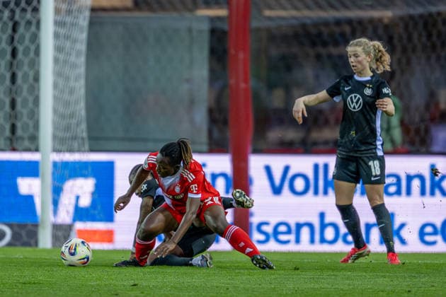 Battle for the ball duel between Bernadette Amani FC Bayern Muenchen Frauen, 15 and Lineth Beerensteyn VFL Wolfsburg Frauen, 9 GER, FC Bayern Muenchen Frauen vs VfL Wolfsburg, Football, Google Pixel Frauen Bundesliga, 19 Matchday, Season 2025 2026, 22 02 2026 DFL DFB REGULATIONS PROHIBIT ANY USE OF PHOTOGRAPHS as IMAGE SEQUENCES and or QUASI VIDEO GER, FC Bayern Muenchen Frauen vs VfL Wolfsburg, Football, Google Pixel Frauen Bundesliga, 19 Spieltag, Saison 2025 2026, 22 02 2026 Muenchen Copyright: xEibner-Pressefoto HeikexFeinerx EP_HFR