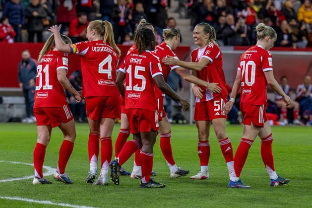 Bayern celebrate with Klara Buehl FC Bayern Muenchen Frauen, 17 their goal for the 4 1 final score GER, FC Bayern Muenchen Frauen vs VfL Wolfsburg, Fußball, Google Pixel Frauen Bundesliga, 19 Spieltag, Saison 2025 2026, 22 02 2026 DFL DFB REGULATIONS PROHIBIT ANY USE OF PHOTOGRAPHS as IMAGE SEQUENCES and or QUASI VIDEO GER, FC Bayern Muenchen Frauen vs VfL Wolfsburg, Football, Google Pixel Frauen Bundesliga, 19 Spieltag, Saison 2025 2026, 22 02 2026 Muenchen Copyright: xEibner-Pressefoto HeikexFeinerx EP_HFR