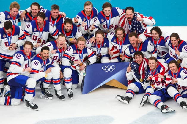 ITALY, MILAN - FEBRUARY 22, 2026: Team USA pose at an award ceremony following the men s Ice hockey, Eishockey gold medal match against Canada during the 2026 Winter Olympic Games, Olympische Spiele, Olympia, OS at Milano Santagiulia Ice Hockey Arena 2026 Winter Olympics: Men s Ice Hockey, Canada Vs USA  - ZUMAt113 20260222_zaa_t113_460 Copyright: xPeterxKovalevx