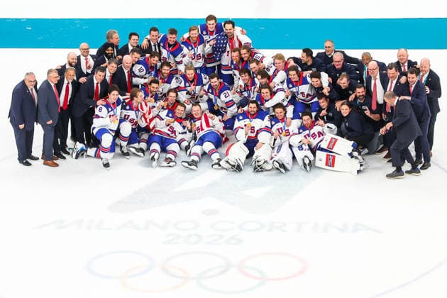 ITALY, MILAN - FEBRUARY 22, 2026: Team USA pose at an award ceremony following the men s Ice hockey, Eishockey gold medal match against Canada during the 2026 Winter Olympic Games, Olympische Spiele, Olympia, OS at Milano Santagiulia Ice Hockey Arena 2026 Winter Olympics: Men s Ice Hockey, Canada Vs USA  - ZUMAt113 20260222_zaa_t113_461 Copyright: xPeterxKovalevx
