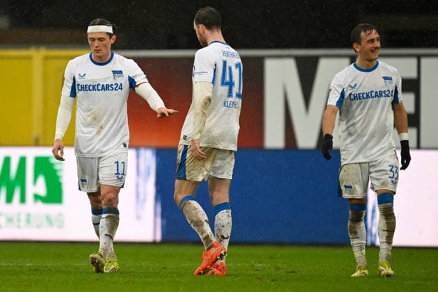 Paderborn, Home Deluxe Arena, 22 02 26, GER, Herren, 2 Bundesliga, Saison 2025 2026, SC Paderborn 07 Hertha BSC Berlin Bild v li Fabian REESE Hertha BSC , Pascal KLEMENS Hertha BSC und Michal KARBOWNIK Hertha BSC DFL regulations prohibit any use of photographs as image sequences and or quasi video NRW Deutschland