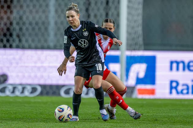Fight for the ball duel between Svenja Huth VFL Wolfsburg Women, 10 and Klara Buehl FC Bayern Muenchen Women, 17 GER, FC Bayern Muenchen Women vs VfL Wolfsburg, Football, Google Pixel Women Bundesliga, Matchday 19, Season 2025 2026, 22 02 2026 DFL DFB REGULATIONS PROHIBIT ANY USE OF PHOTOGRAPHS as IMAGE SEQUENCES and or QUASI VIDEO GER, FC Bayern Muenchen Frauen vs VfL Wolfsburg, Football, Google Pixel Frauen Bundesliga, 19 Spieltag, Saison 2025 2026, 22 02 2026 Muenchen Copyright: xEibner-Pressefoto HeikexFeinerx EP_HFR