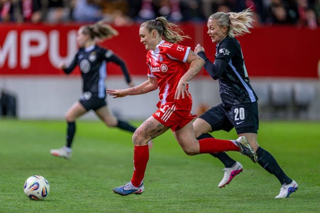 Running duel between Georgia Stanway FC Bayern Muenchen Frauen, 31 and Guro Bergsvand VFL Wolfsburg Frauen, 20 GER, FC Bayern Muenchen Frauen vs VfL Wolfsburg, Football, Google Pixel Frauen Bundesliga, 19 Matchday, Season 2025 2026, 22 02 2026 DFL DFB REGULATIONS PROHIBIT ANY USE OF PHOTOGRAPHS as IMAGE SEQUENCES and or QUASI VIDEO GER, FC Bayern Muenchen Frauen vs VfL Wolfsburg, Football, Google Pixel Frauen Bundesliga, 19 Spieltag, Saison 2025 2026, 22 02 2026 Muenchen Copyright: xEibner-Pressefoto HeikexFeinerx EP_HFR