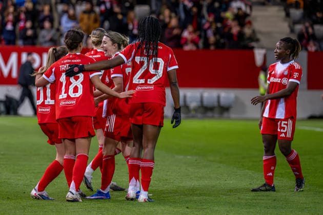 Bayern celebrate with Klara Buehl FC Bayern Muenchen Frauen, 17 their goal for the 4 1 final score GER, FC Bayern Muenchen Frauen vs VfL Wolfsburg, Fußball, Google Pixel Frauen Bundesliga, 19 Spieltag, Saison 2025 2026, 22 02 2026 DFL DFB REGULATIONS PROHIBIT ANY USE OF PHOTOGRAPHS as IMAGE SEQUENCES and or QUASI VIDEO GER, FC Bayern Muenchen Frauen vs VfL Wolfsburg, Football, Google Pixel Frauen Bundesliga, 19 Spieltag, Saison 2025 2026, 22 02 2026 Muenchen Copyright: xEibner-Pressefoto HeikexFeinerx EP_HFR