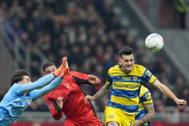 AC Milan™s Ruben Loftus-Cheek fights for the bass with Parma™s Emanuele Valeri during the Serie A soccer match between Ac Milan and Parma at the San Siro Stadium in Milan , north Italy - Sunday , February 22 , 2025. - Soccer .  Copyright: xSpada LaPressex