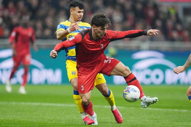 AC Milan s Ardon Jashari fights for the bass with Parma™s Sascha Britschgi during the Serie A soccer match between Ac Milan and Parma at the San Siro Stadium in Milan , north Italy - Sunday , February 22 , 2025. - Soccer .  Copyright: xSpada LaPressex