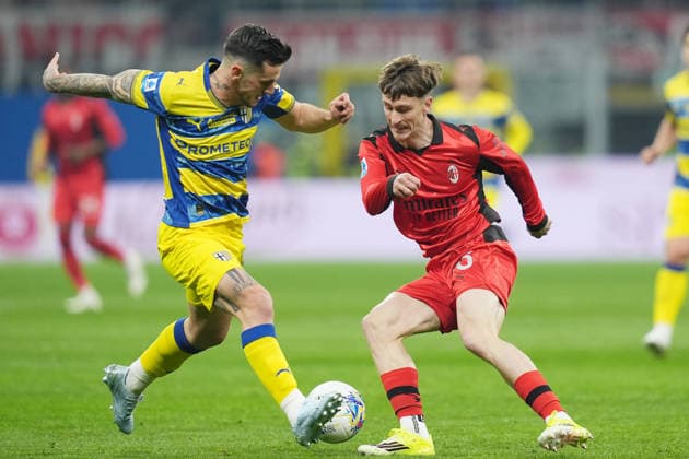AC Milan s Alexis Saelemaekers fights for the bass with Parma™s Emanuele Valeri during the Serie A soccer match between Ac Milan and Parma at the San Siro Stadium in Milan , north Italy - Sunday , February 22 , 2025. - Soccer .  Copyright: xSpada LaPressex