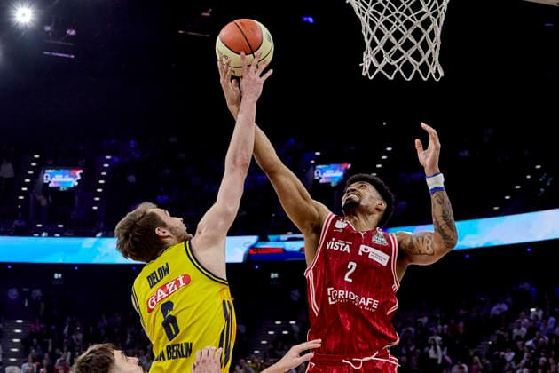 German Basketball League BBL Cup, BMA365 Bamberg BASKETS vs ALBA Berlin, Berlin ALBA, Bamberg BMA365 BASKETS, 2026 02 22 in Munich SAP Garden DELOW Malte ALBA Berlin Small Forward SF Nr6 BER6 , WATSON Ibi BMA365 Bamberg BASKETS Small Forward SF Nr2 BAM2 sportworld Munich SAP Garden Bayern Germany