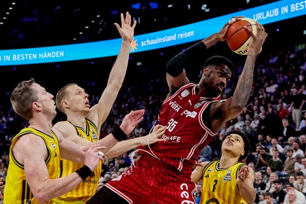 German Basketball League BBL Cup, BMA365 Bamberg BASKETS vs ALBA Berlin, Berlin ALBA, Bamberg BMA365 BASKETS, 2026 02 22 in Munich SAP Garden ONU Ejiofor BMA365 Bamberg BASKETS Center C Nr35 BAM35 , ECHODAS Martynas ALBA Berlin Center C Nr14 BER14 , BEAN Bennet ALBA Berlin Point Guard PG Nr33 BER33 sportworld Munich SAP Garden Bayern Germany