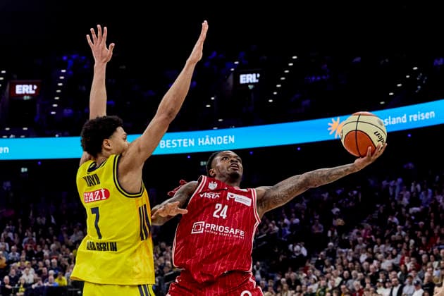 German Basketball League BBL Cup, BMA365 Bamberg BASKETS vs ALBA Berlin, Berlin ALBA, Bamberg BMA365 BASKETS, 2026 02 22 in Munich SAP Garden WILLIAMS Cobe BMA365 Bamberg BASKETS Point Guard PG Nr24 BAM24 , KAYIL Jack ALBA Berlin Point Guard PG Nr7 BER7 sportworld Munich SAP Garden Bayern Germany