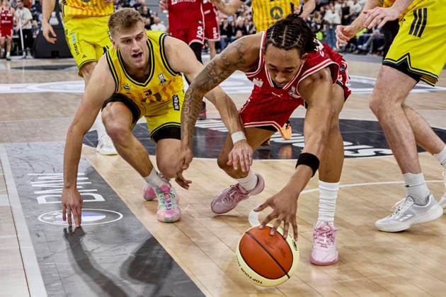 German Basketball League BBL Cup, BMA365 Bamberg BASKETS vs ALBA Berlin, Berlin ALBA, Bamberg BMA365 BASKETS, 2026 02 22 in Munich SAP Garden GRIESEL Sam ALBA Berlin Small Forward SF Nr5 BER5 , CROWLEY Austin BMA365 Bamberg BASKETS Shooting Guard SG Nr85 BAM85 sportworld Munich SAP Garden Bayern Germany