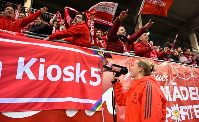 22 02 2026, Google Pixel Womens Soccer Bundesliga 2025 2026, Matchday 19, FC Bayern Munich VfL Wolfsburg, at Bayern Campus Munich, Franziska Kett FC Bayern Munich with the fans with megaphone