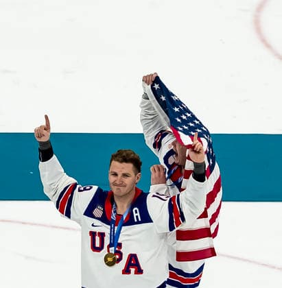 February 22, 2026, Milan, Lombardy, Italy: Team USA celebrates after defeating Team Canada 2:1 in overtime for the Mens Gold Medal Game at the Milano Santagiulia Ice hockey, Eishockey Arena in MILAN, Italy during the 2026 Milano Cortina Winter Olympics. Olympics 2026: Milano Cortina: Ice Hockey Mens: Gold Medal Game: USA 2:1 CAN  - ZUMAa161 20260222_oly_a161_024 Copyright: xWalterxG.xArcex