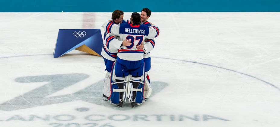February 22, 2026, Milan, Lombardy, Italy: Team USA celebrates after defeating Team Canada 2:1 in overtime for the Mens Gold Medal Game at the Milano Santagiulia Ice hockey, Eishockey Arena in MILAN, Italy during the 2026 Milano Cortina Winter Olympics. Olympics 2026: Milano Cortina: Ice Hockey Mens: Gold Medal Game: USA 2:1 CAN  - ZUMAa161 20260222_oly_a161_031 Copyright: xWalterxG.xArcex