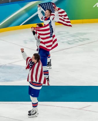 February 22, 2026, Milan, Lombardy, Italy: Team USA celebrates after defeating Team Canada 2:1 in overtime for the Mens Gold Medal Game at the Milano Santagiulia Ice hockey, Eishockey Arena in MILAN, Italy during the 2026 Milano Cortina Winter Olympics. Olympics 2026: Milano Cortina: Ice Hockey Mens: Gold Medal Game: USA 2:1 CAN  - ZUMAa161 20260222_oly_a161_033 Copyright: xWalterxG.xArcex
