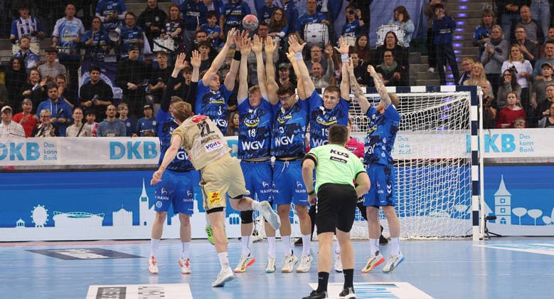 Stuttgart , Handball Daikin Bundesliga TVB Stuttgart vs TSV Hannover Burgdorf , last throw by Marian Michalczik Hann gets stuck in the TVB block