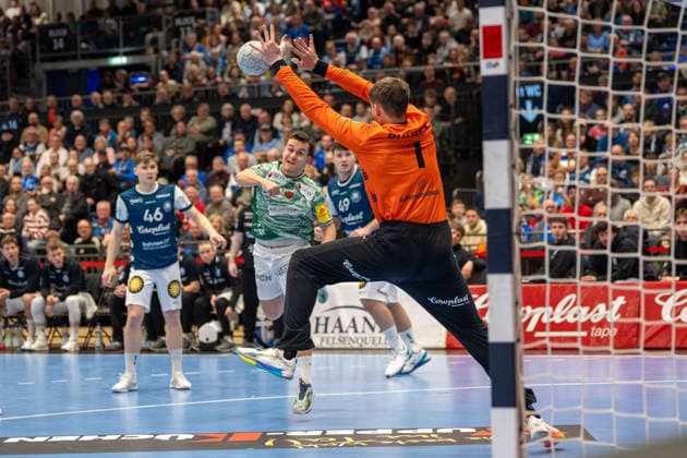 Tim Freihoefer Fuechse Berlin, 20 fails to Christopher Rudeck Bergischer HC 06, 01 Bergischer HC 06 vs Fuechse Berlin, Handball, DAIKIN Handballbundesliga, 22 Matchday, Season 2025 2026, 22 02 2026 Bergischer HC 06 vs Fuechse Berlin, Handball, DAIKIN Handballbundesliga, 22 Matchday, Season 2025 2026, 22 02 2026 Duesseldorf Copyright: xEibner-Pressefoto ThomasxHaeslerx EP_THR