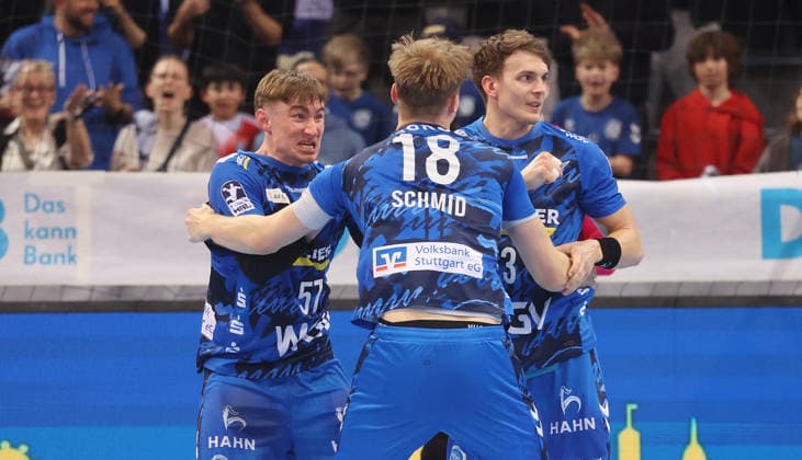 Stuttgart , Handball Daikin Bundesliga TVB Stuttgart vs TSV Hannover Burgdorf , Stuttgart cheers , from left Jakob Nigg Linus Schmid Max Häfner
