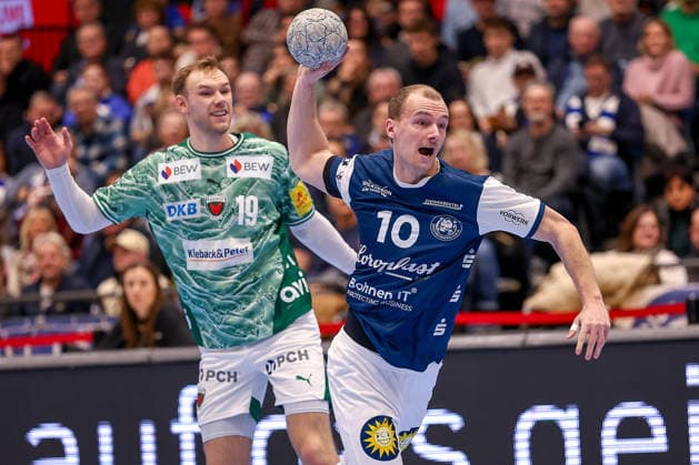 22 02 2026, Handball, HBL, Bergischer HC Füchse Berlin, Mitsubishi Electric HALLE Düsseldorf Fynn Hangstein BHC 10 in duel against Mathias Gidsel Füchse Berlin 19 North Rhine-Westphalia Germany