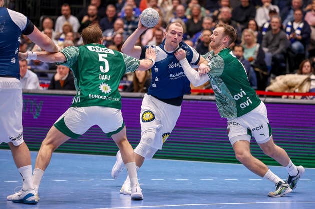 22 02 2026, Handball, HBL, Bergischer HC Füchse Berlin, Mitsubishi Electric HALLE Düsseldorf Max Darj Füchse Berlin 05 and Mathias Gidsel Füchse Berlin 19 in a duel against Fynn Hangstein BHC 10 North Rhine-Westphalia Germany