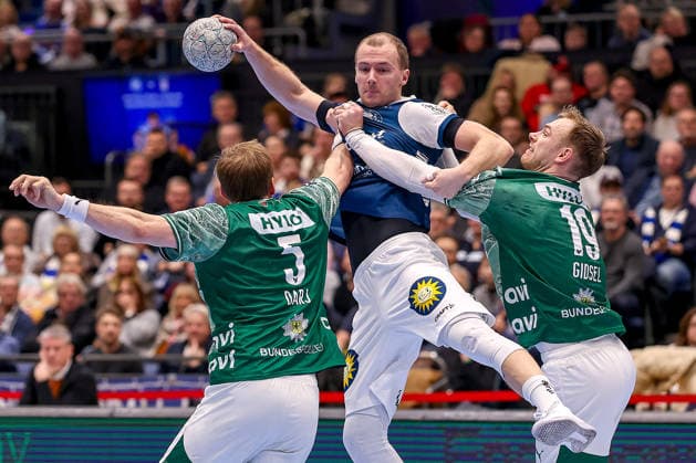 22 02 2026, Handball, HBL, Bergischer HC Füchse Berlin, Mitsubishi Electric HALLE Düsseldorf Max Darj Füchse Berlin 05 and Mathias Gidsel Füchse Berlin 19 in a duel against Fynn Hangstein BHC 10 North Rhine-Westphalia Germany
