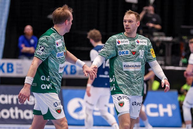 22 02 2026, Handball, HBL, Bergischer HC Füchse Berlin, Mitsubishi Electric HALLE Düsseldorf Max Darj Füchse Berlin 05 claps his hands with Mathias Gidsel Füchse Berlin 19 North Rhine-Westphalia Germany