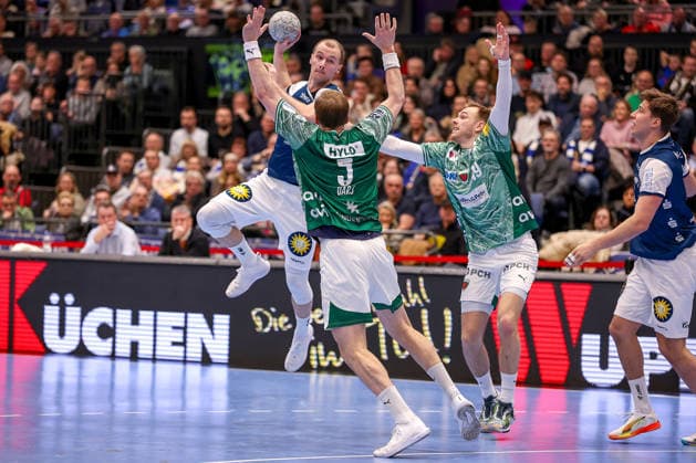 22 02 2026, Handball, HBL, Bergischer HC Füchse Berlin, Mitsubishi Electric HALLE Düsseldorf Fynn Hangstein BHC 10 in duel against Max Darj Füchse Berlin 05 Mathias Gidsel Füchse Berlin 19 North Rhine-Westphalia Germany