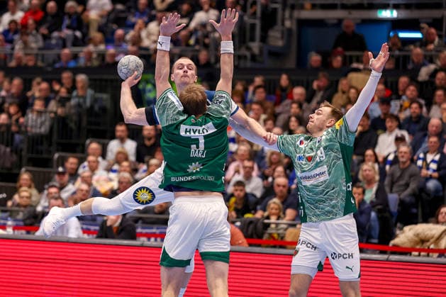22 02 2026, Handball, HBL, Bergischer HC Füchse Berlin, Mitsubishi Electric HALLE Düsseldorf Fynn Hangstein BHC 10 in duel against Max Darj Füchse Berlin 05 Mathias Gidsel Füchse Berlin 19 North Rhine-Westphalia Germany
