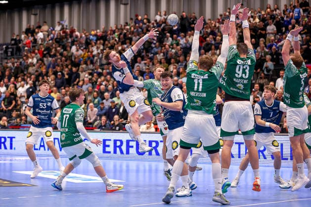 22 02 2026, Handball, HBL, Bergischer HC Füchse Berlin, Mitsubishi Electric HALLE Düsseldorf Johannes Wasielewski BHC 77 throws the ball on goal over the wall of Lasse Andersson Füchse Berlin 11 Mijajlo Marsenic Füchse Berlin 93 Max Darj Füchse Berlin 05 North Rhine-Westphalia Germany