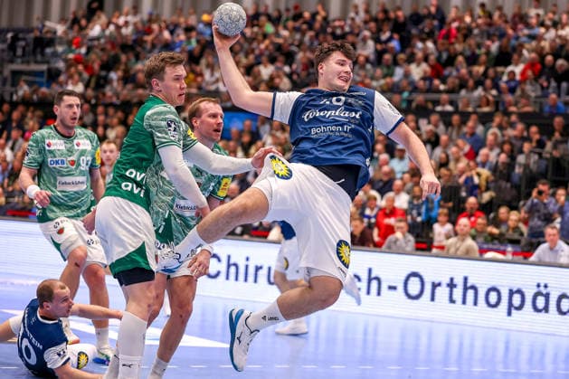 22 02 2026, Handball, HBL, Bergischer HC Füchse Berlin, Mitsubishi Electric HALLE Düsseldorf Aron Seesing BHC 49 throws the ball at the goal North Rhine-Westphalia Germany