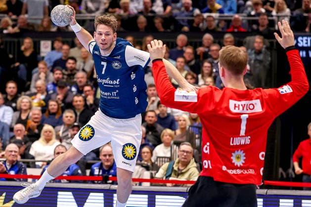 22 02 2026, Handball, HBL, Bergischer HC Füchse Berlin, Mitsubishi Electric HALLE Düsseldorf Lukas Becher BHC 07 throws the ball at the goal of Lasse Ludwig Füchse Berlin 01 North Rhine-Westphalia Germany