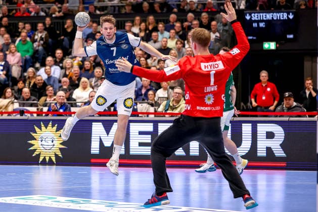 22 02 2026, Handball, HBL, Bergischer HC Füchse Berlin, Mitsubishi Electric HALLE Düsseldorf Lukas Becher BHC 07 throws the ball at the goal of Lasse Ludwig Füchse Berlin 01 North Rhine-Westphalia Germany