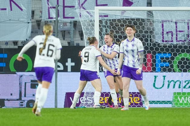 22 02 2026, xydrx, Frauen Fußball, 1 Fußball Bundesliga, SGS Essen RB Leipzig, Saison 2025 2026, Stadion an der Hafenstraße Goal celebration after the goal to 1 0 for SGS Essen by scorer Ramona Maier SGS Essen 9 together with Maike Berentzen SGS Essen 13 DFB regulations prohibit any use of photographs as image sequences and or quasi video Photo xYannisxDreimannxPressefotoKochx Nordrhein Westfahlen Germany
