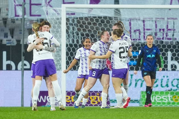22 02 2026, xydrx, Women Football, 1 Soccer Bundesliga, SGS Essen RB Leipzig, Season 2025 2026, Stadion an der Hafenstraße Goal celebration after the goal to 1 0 for SGS Essen by scorer Ramona Maier SGS Essen 9 together with Maike Berentzen SGS Essen 13 and Paulina Platner SGS Essen 25 DFB regulations prohibit any use of photographs as image sequences and or quasi video Photo xYannisxDreimannxPressefotoKochx Nordrhein Westfahlen Germany