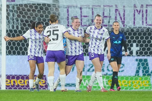 22 02 2026, xydrx, Women Football, 1 Soccer Bundesliga, SGS Essen RB Leipzig, Season 2025 2026, Stadion an der Hafenstraße Goal celebration after the goal to 1 0 for SGS Essen by scorer Ramona Maier SGS Essen 9 together with Maike Berentzen SGS Essen 13 and Paulina Platner SGS Essen 25 DFB regulations prohibit any use of photographs as image sequences and or quasi video Photo xYannisxDreimannxPressefotoKochx Nordrhein Westfahlen Germany