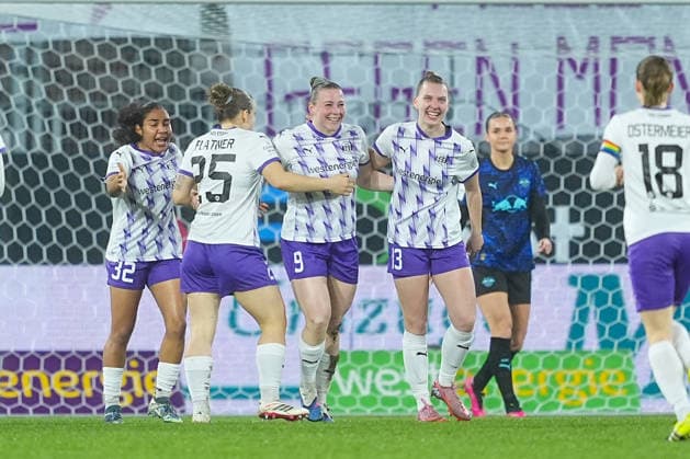 22 02 2026, xydrx, Women Football, 1 Soccer Bundesliga, SGS Essen RB Leipzig, Season 2025 2026, Stadion an der Hafenstraße Goal celebration after the goal to 1 0 for SGS Essen by scorer Ramona Maier SGS Essen 9 together with Maike Berentzen SGS Essen 13 and Paulina Platner SGS Essen 25 DFB regulations prohibit any use of photographs as image sequences and or quasi video Photo xYannisxDreimannxPressefotoKochx Nordrhein Westfahlen Germany