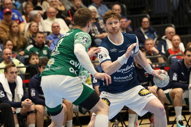 GER, 1 DAIKIN HBL, Bergischer HC vs Fuechse Berlin 22 02 2026, Mitsubishi Electric HALLE, Duesseldorf, GER, 1 DAIKIN HBL, Bergischer HC vs Fuechse Berlin , in the picture Lasse Andersson Fuechse Berlin 11 , in a duel against Johannes Wasielewski BHC 77 , nordphotoxGmBHx xMeuter nph00351