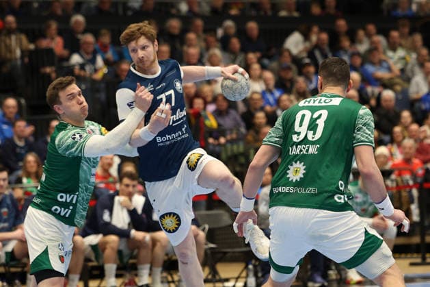 GER, 1 DAIKIN HBL, Bergischer HC vs Fuechse Berlin 22 02 2026, Mitsubishi Electric HALLE, Duesseldorf, GER, 1 DAIKIN HBL, Bergischer HC vs Fuechse Berlin , in the picture Johannes Wasielewski BHC 77 , in a duel against Lasse Andersson Fuechse Berlin 11 , nordphotoxGmBHx xMeuter nph00351
